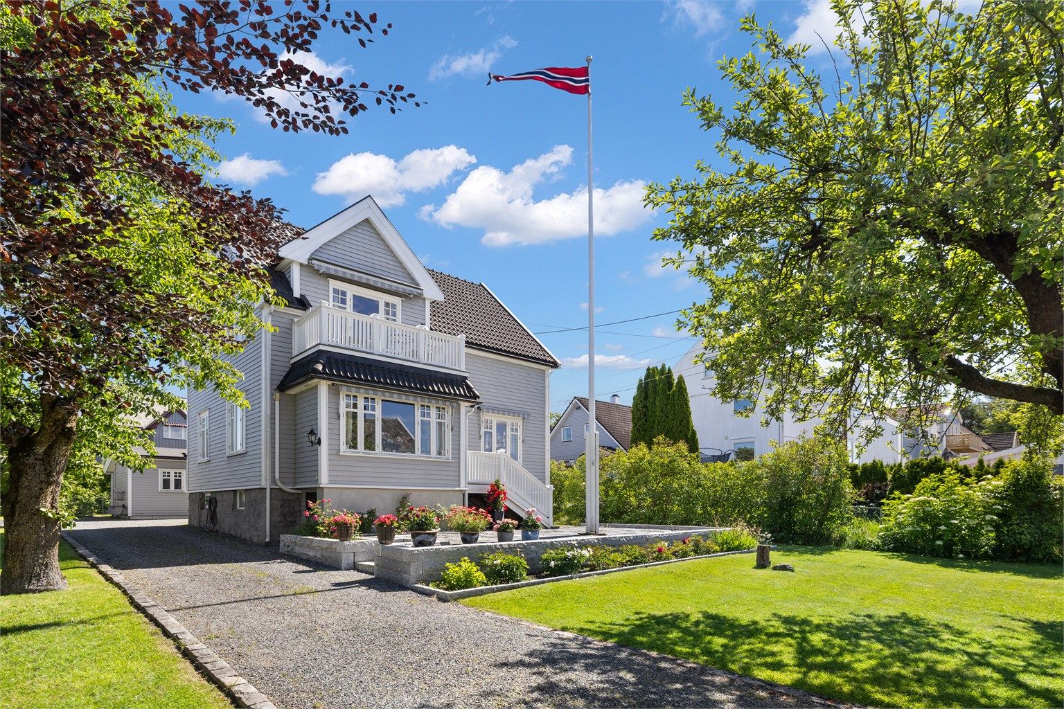 Eiendommen ligger høyt og fritt i et attraktivt og barnevennlig nabolag på Nordstrand.