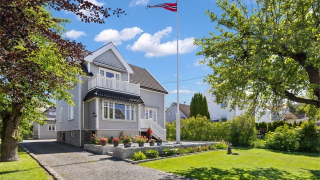 Eiendommen ligger høyt og fritt i et attraktivt og barnevennlig nabolag på Nordstrand.