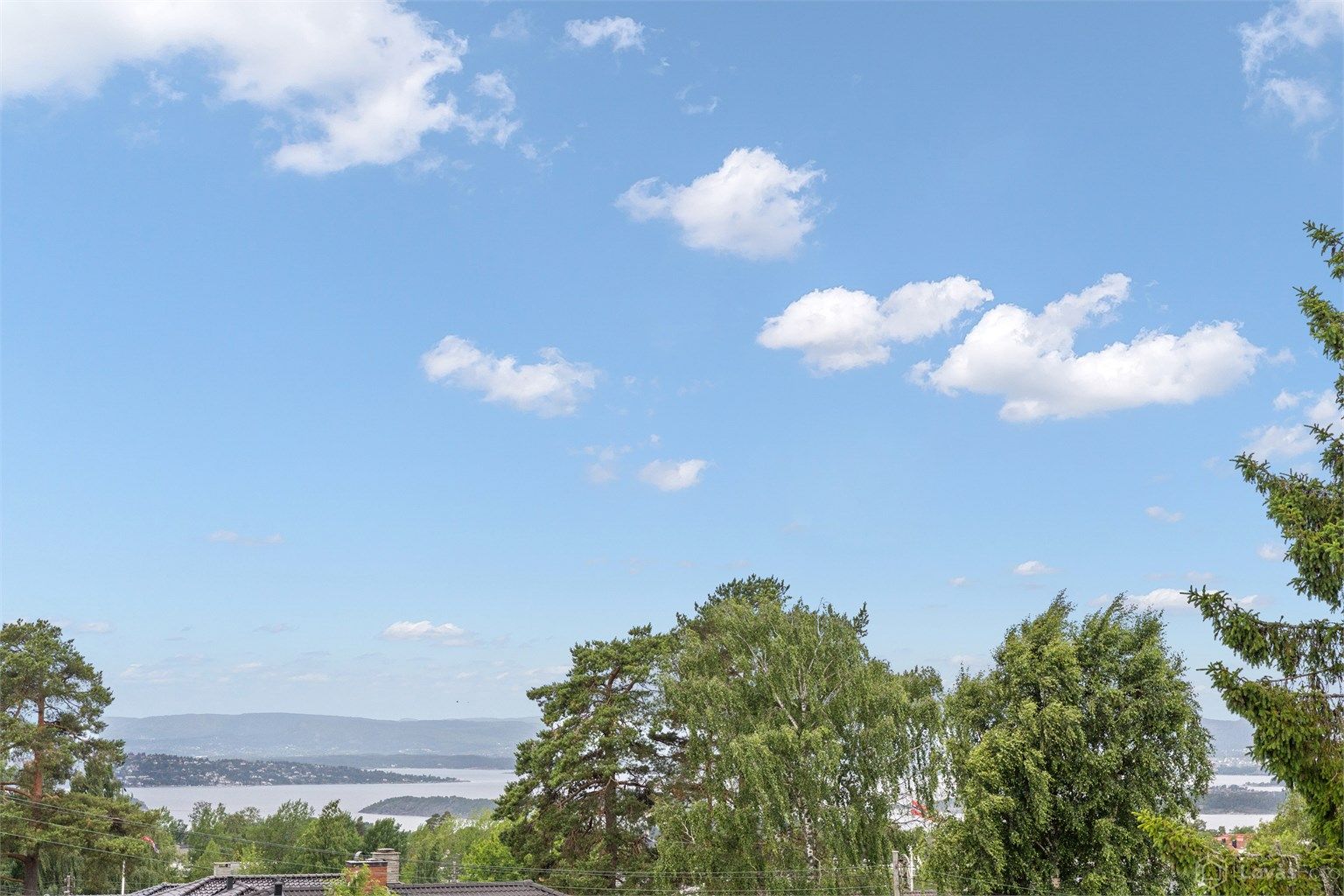 Eiendommen ligger skjermet til i et barnevennlig villaområde på Nordstrand, med utsikt mot sjøen.
Foto: Løvås Foto