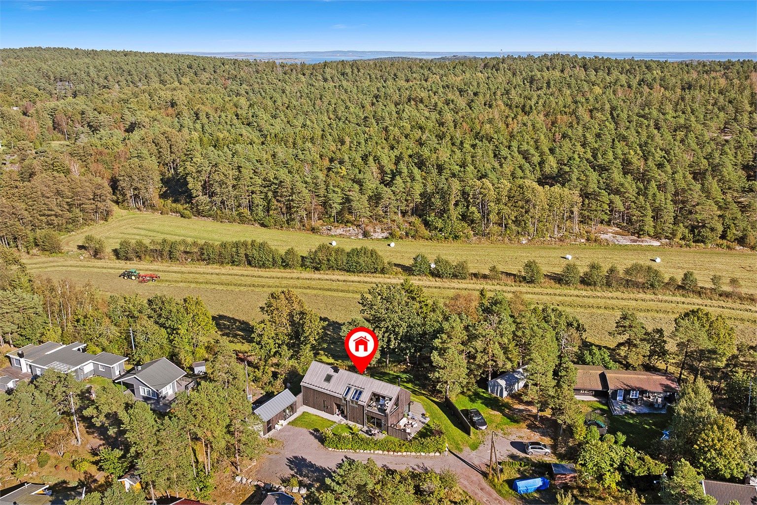 Eiendommen ligger i Budal og fra eiendommen har du gangavstand ned til sjøen, koselig båthavn og bademuligheter. 