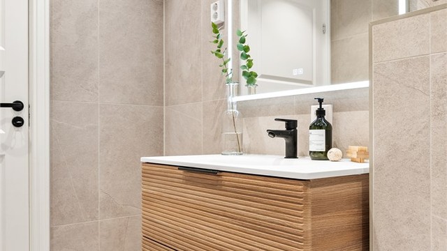 Badet har opplegg for vaskemaskin og mekanisk avtrekk.