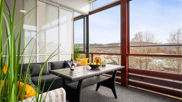 Skyvedørene i glass kan åpnes helt, og gir en åpen og luftig følelse på fine dager.