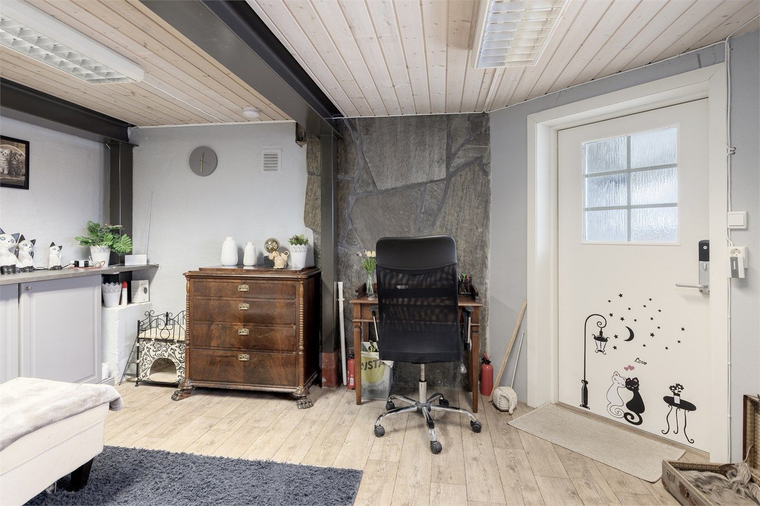 Det foreligger ikke tegninger på u.etg, dette innebærer at etasjen må ses på som kjeller (ikke godkjent til varig opphold).