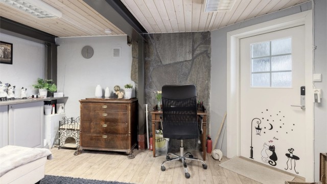 Det foreligger ikke tegninger på u.etg, dette innebærer at etasjen må ses på som kjeller (ikke godkjent til varig opphold).