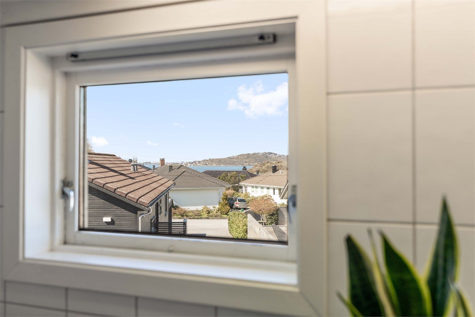 Fra boligen er det kort vei til sjøen og fine turområder som Ormen Lange.