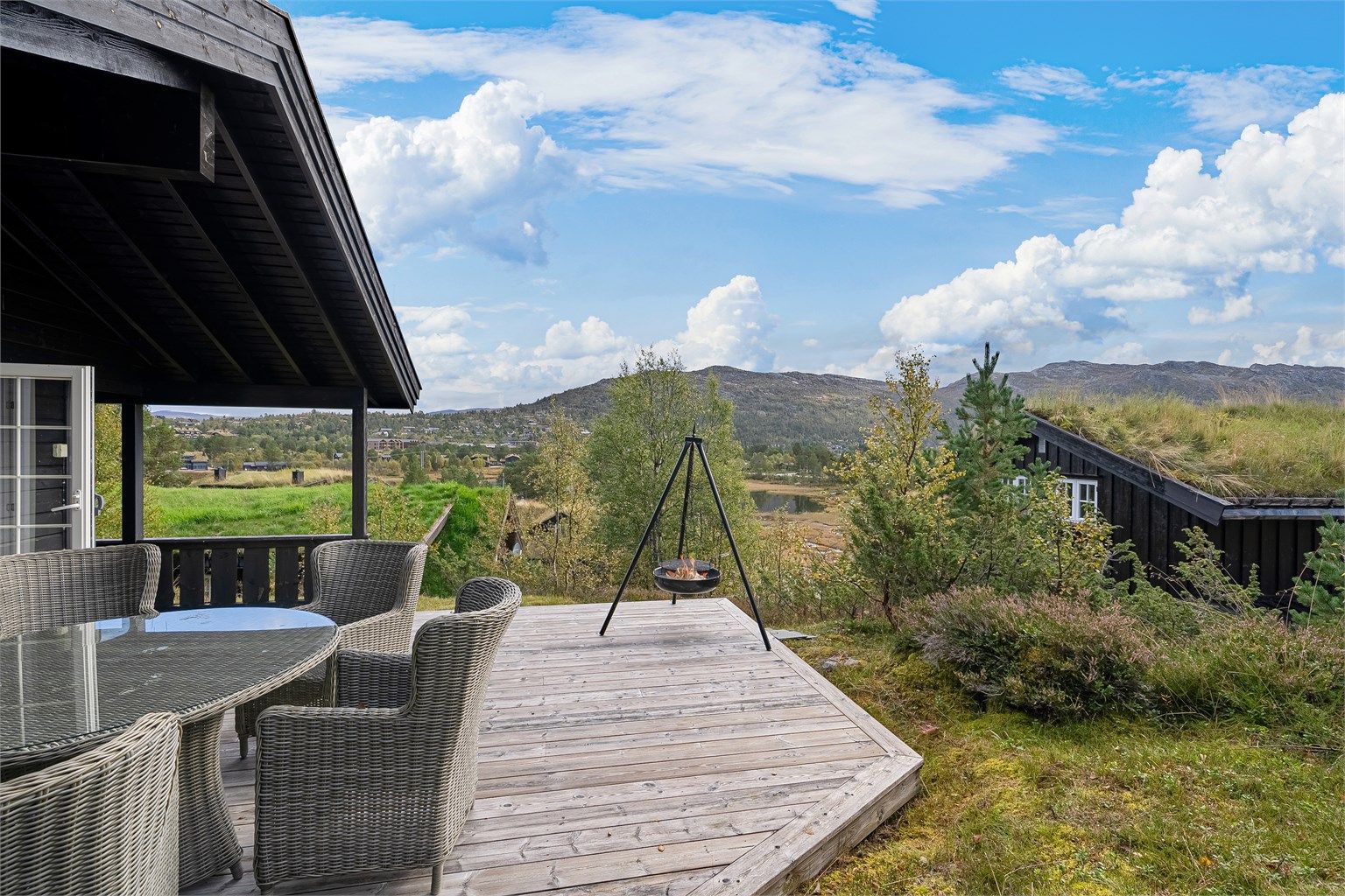 Fri og luftig utsikt fra veranda med god plass til hagemøbler 