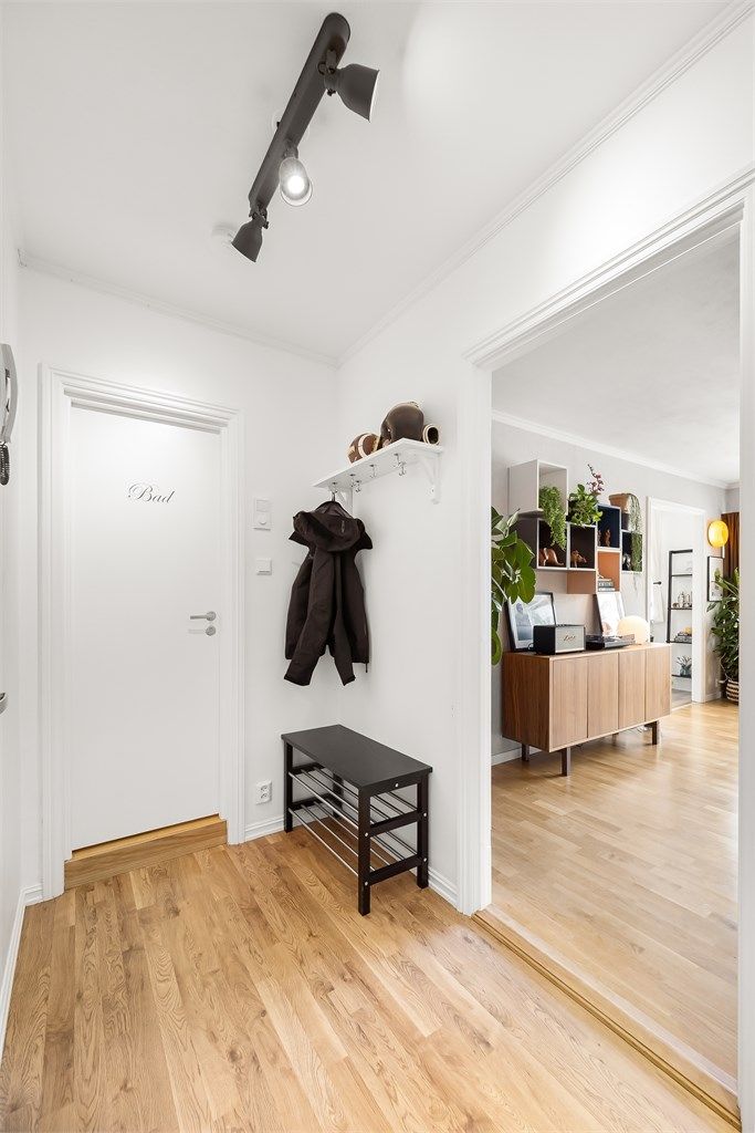 Fra entréen er det direkte tilgang til bad og stue.