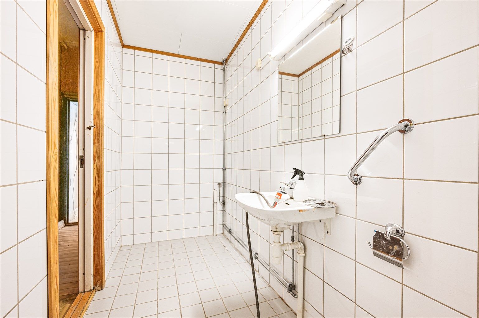 Rommet ble renovert i 2002 og har opplegg for vaskemaskin.