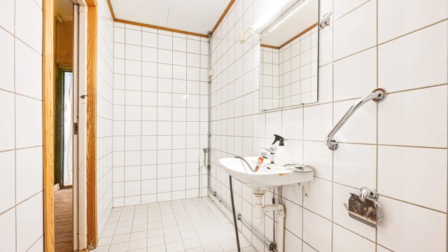 Rommet ble renovert i 2002 og har opplegg for vaskemaskin.