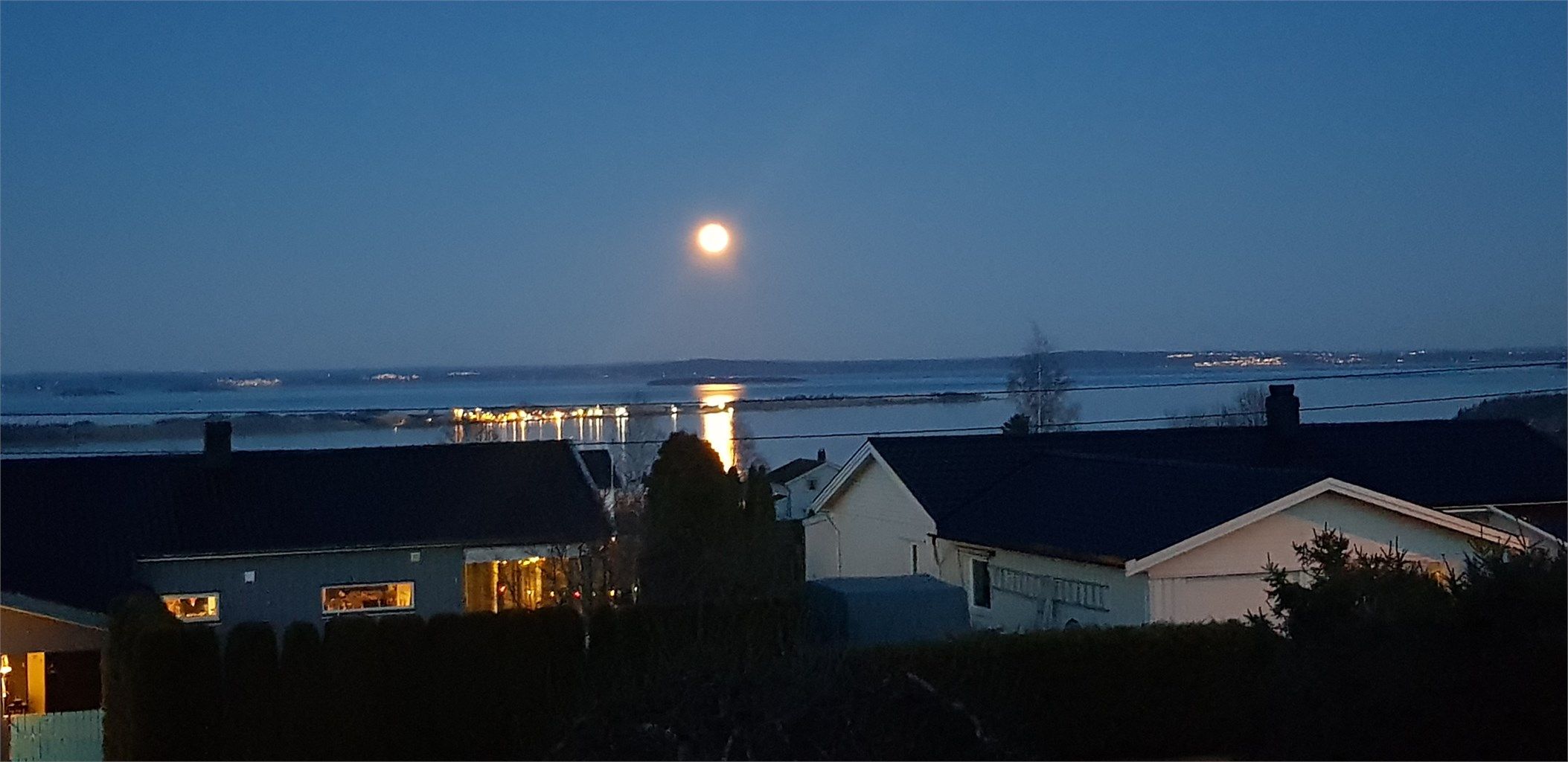 Når sola har gått ned, kan du fortsette å nyte utsikten mens månen speiler seg i fjorden.