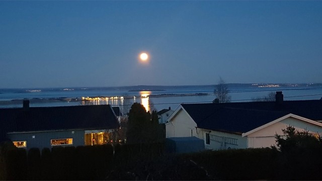 Når sola har gått ned, kan du fortsette å nyte utsikten mens månen speiler seg i fjorden.