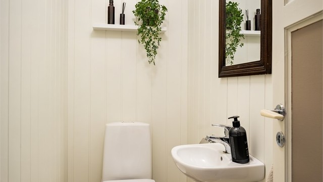 I tillegg til badet inngår også toalettrom i første etasje.