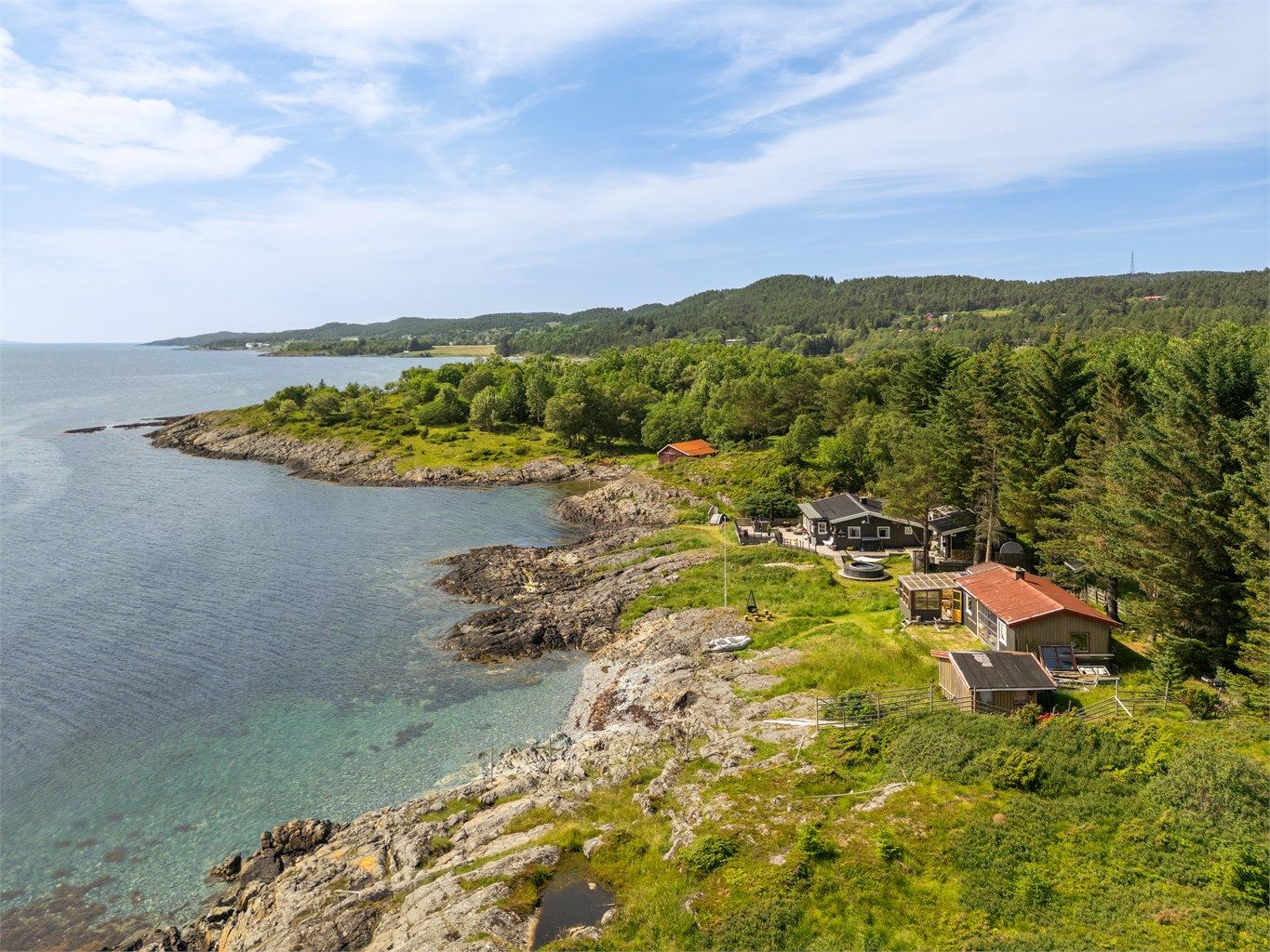 . Her kan du nyte stillheten og roen med sjøen som nærmeste nabo. Fra eiendommen er det umiddelbar nærhet til alt naturen har å by, både sjøen, badeplasser, skog, mark og fantastiske turområder.
