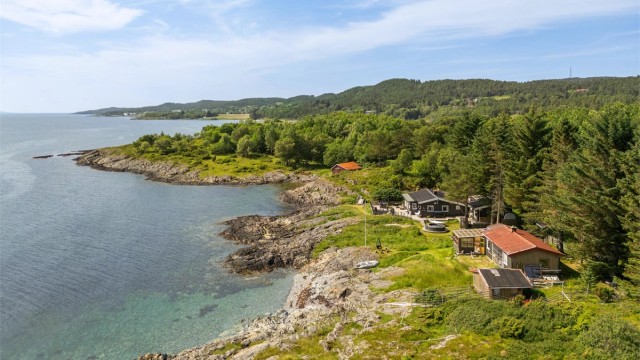 . Her kan du nyte stillheten og roen med sjøen som nærmeste nabo. Fra eiendommen er det umiddelbar nærhet til alt naturen har å by, både sjøen, badeplasser, skog, mark og fantastiske turområder.