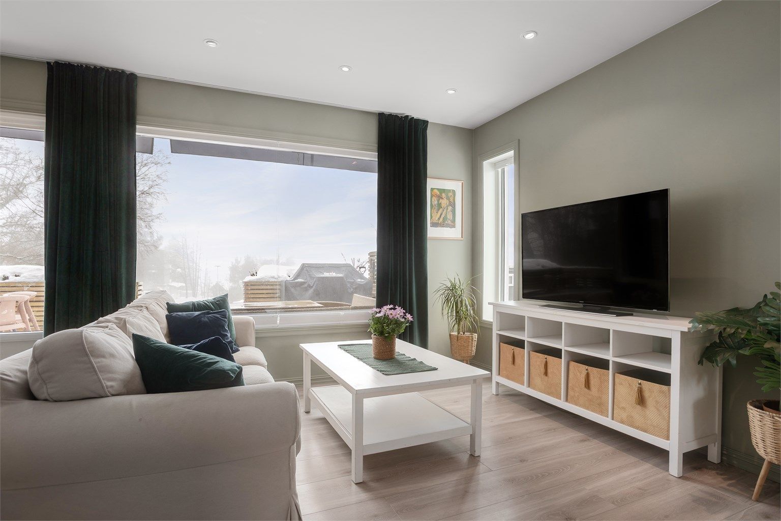 Store vindusflater som slipper inn rikelig med naturlig lys. Utgang til nyere terrasse mellom stue og spisestue