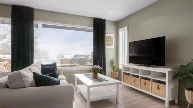 Store vindusflater som slipper inn rikelig med naturlig lys. Utgang til nyere terrasse mellom stue og spisestue