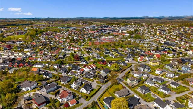 Det er kort vei til skoler som Sandefjord vgs., samt flere barnehager og dagligvarebutikker.
