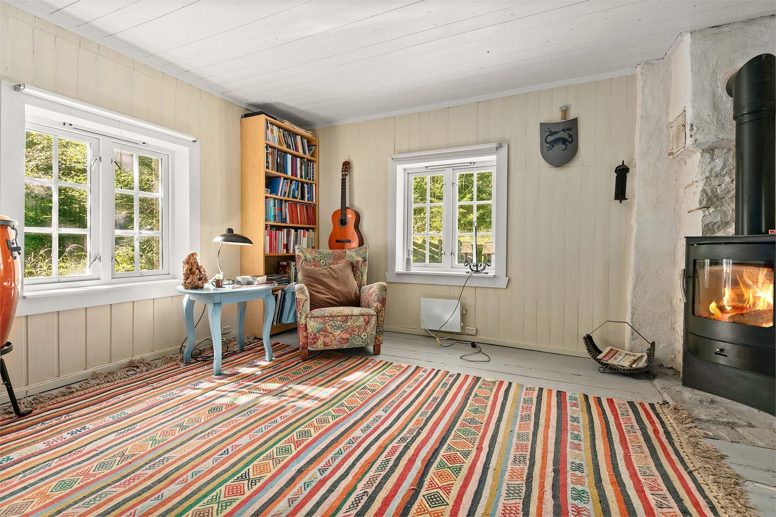 Stuen er stor og lys med vinduer fra flere sider som gir ett godt lys. Vedovn for den kalde mørke tiden. 