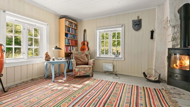 Stuen er stor og lys med vinduer fra flere sider som gir ett godt lys. Vedovn for den kalde mørke tiden.