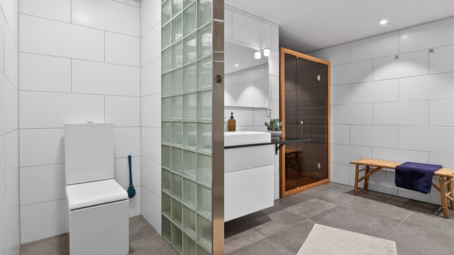 Badet har blant annet dobbeltdusj, badekar og infrarød badstue