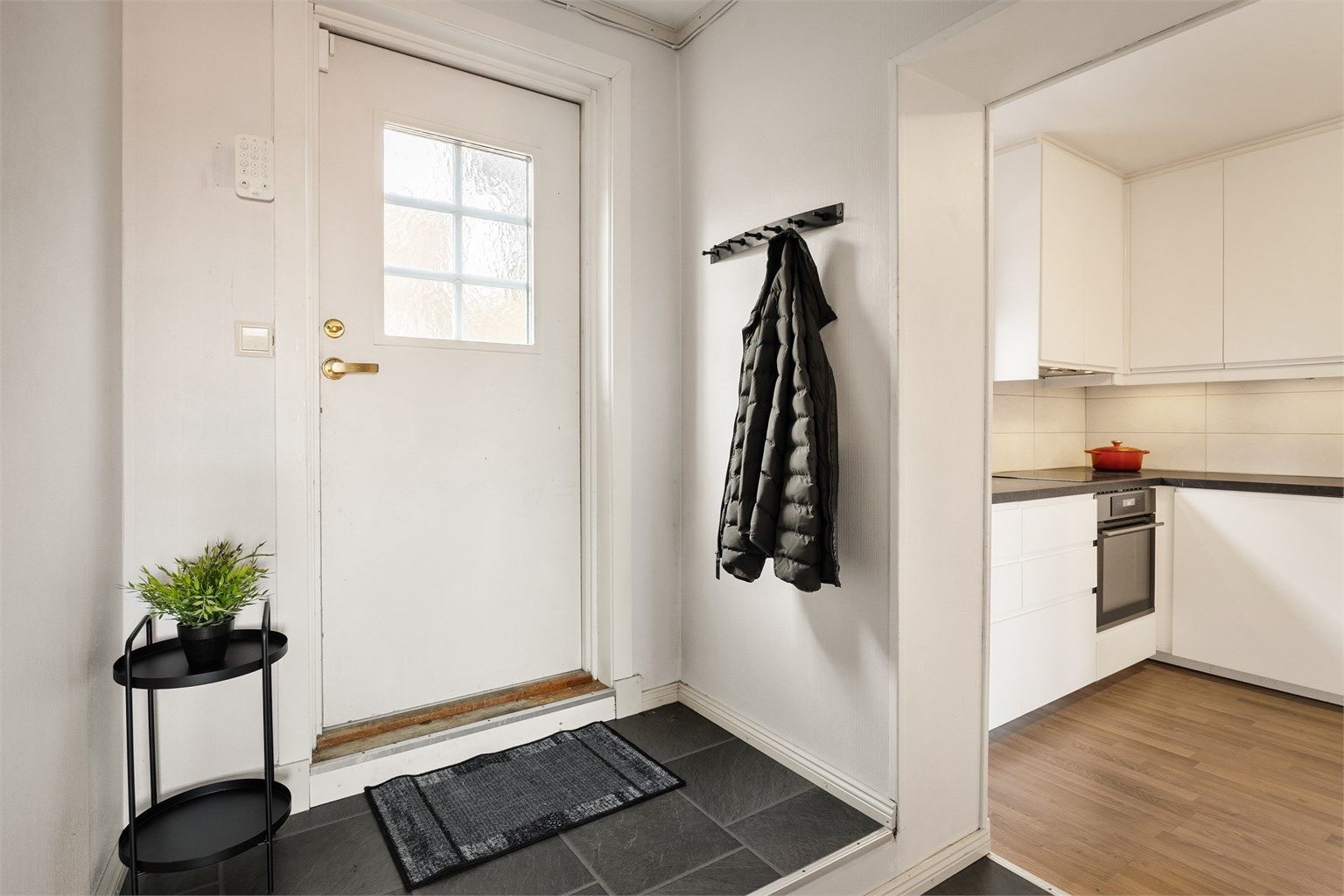 Entré med fliser på gulv