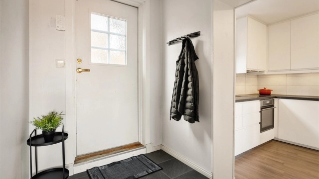 Entré med fliser på gulv