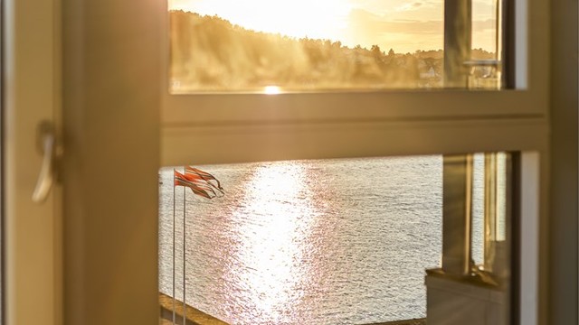 Utsikt mot solnedgangen direkte fra sengen.