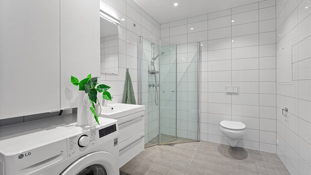 Flislagt og minimalistisk bad med varmekabler i gulv.