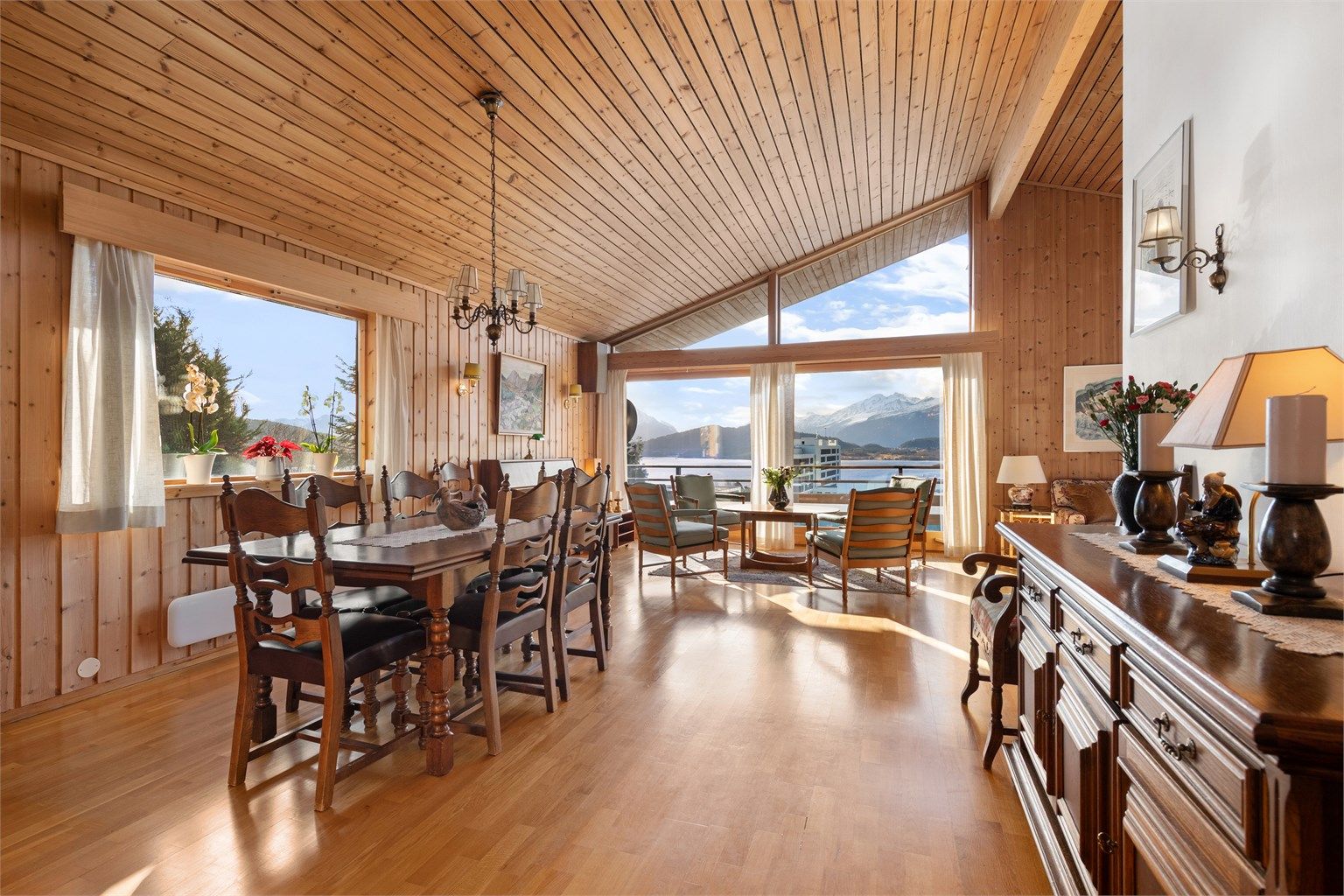 Stuen er romslig og gir god plass til både sofagruppe og en stor spisestue for sosiale sammenkomster