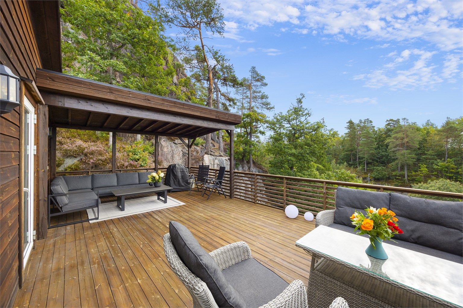 Halvpart av tomannsbolig over to plan med stor, delvis overbygd terrasse og fri utsikt, helt i enden av blindvei.

Foto: Hallvard Rimereit