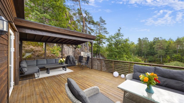 Halvpart av tomannsbolig over to plan med stor, delvis overbygd terrasse og fri utsikt, helt i enden av blindvei.
Foto: Hallvard Rimereit