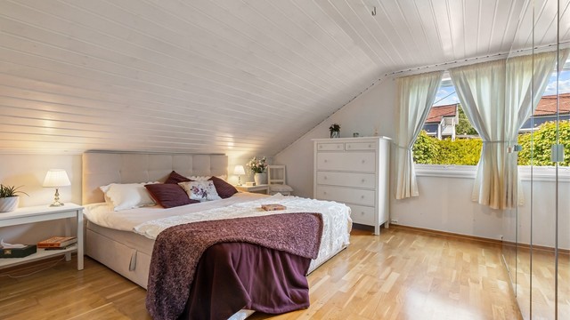 I loftsetasjen finner du gang og to soverom