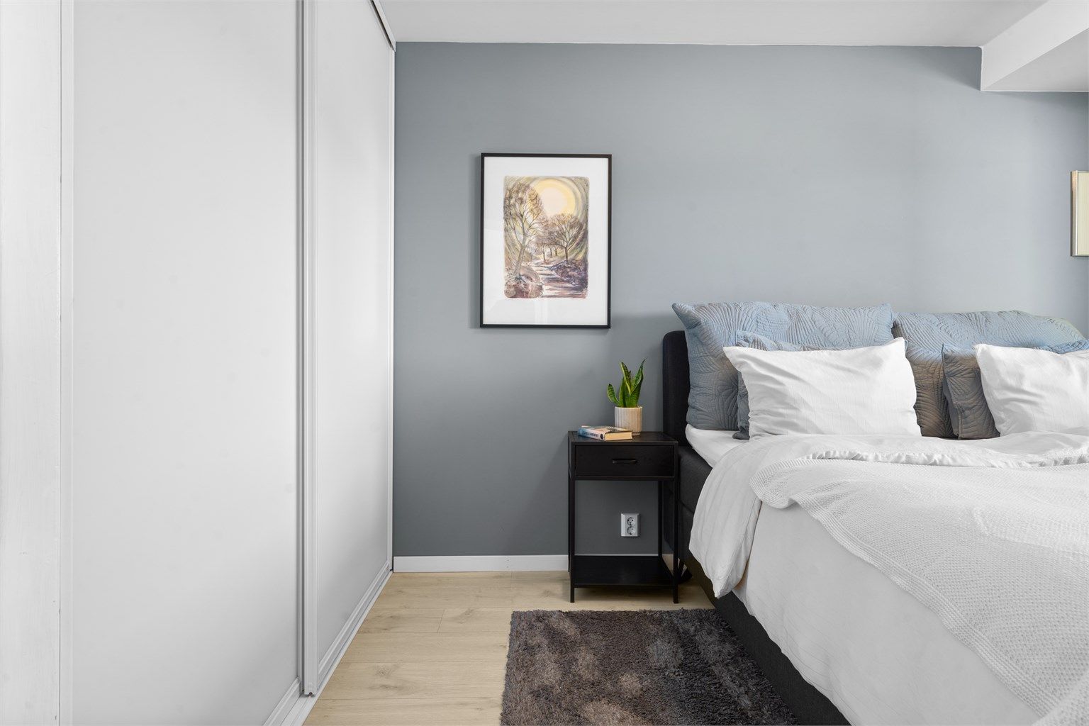 Stort garderobeskap sørger for rikelig med oppbevaringsplass.