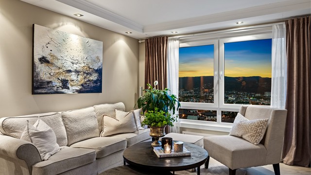 Vinduer med 2-lags glass fra 2014 og 2021 slipper inn godt med dagslys.