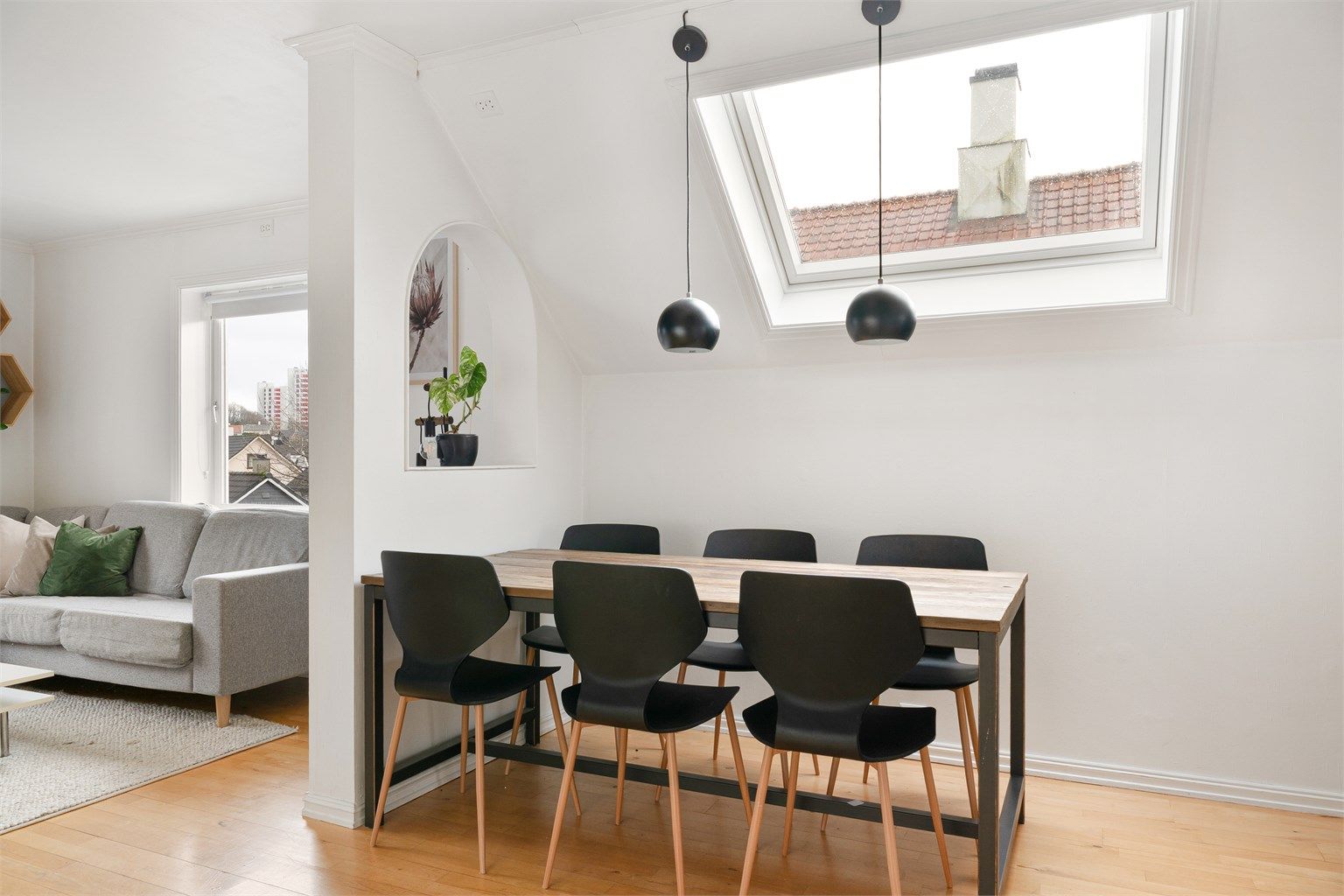 God plass til spisebord, og deilig takhøyde. 