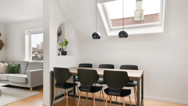 God plass til spisebord, og deilig takhøyde.