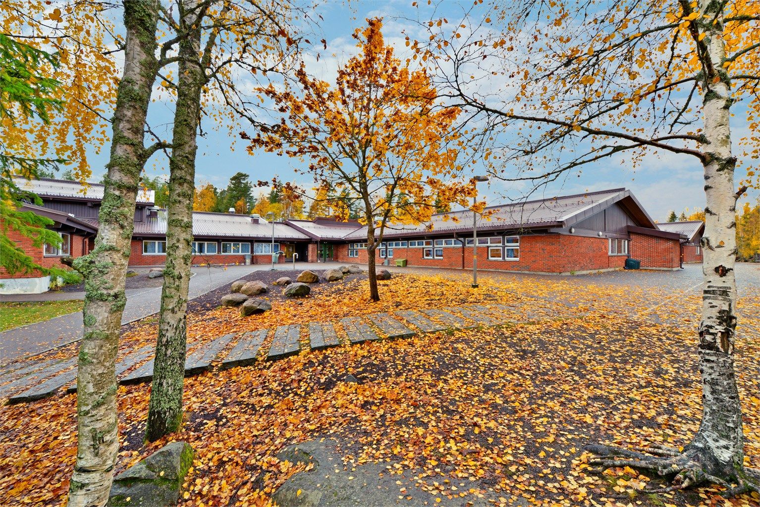 Kort gangavstand til Vassbonn barneskole og Ingieråsen ungdomsskole - Roald Amundsen videregående skole ligger på Sofiemyr