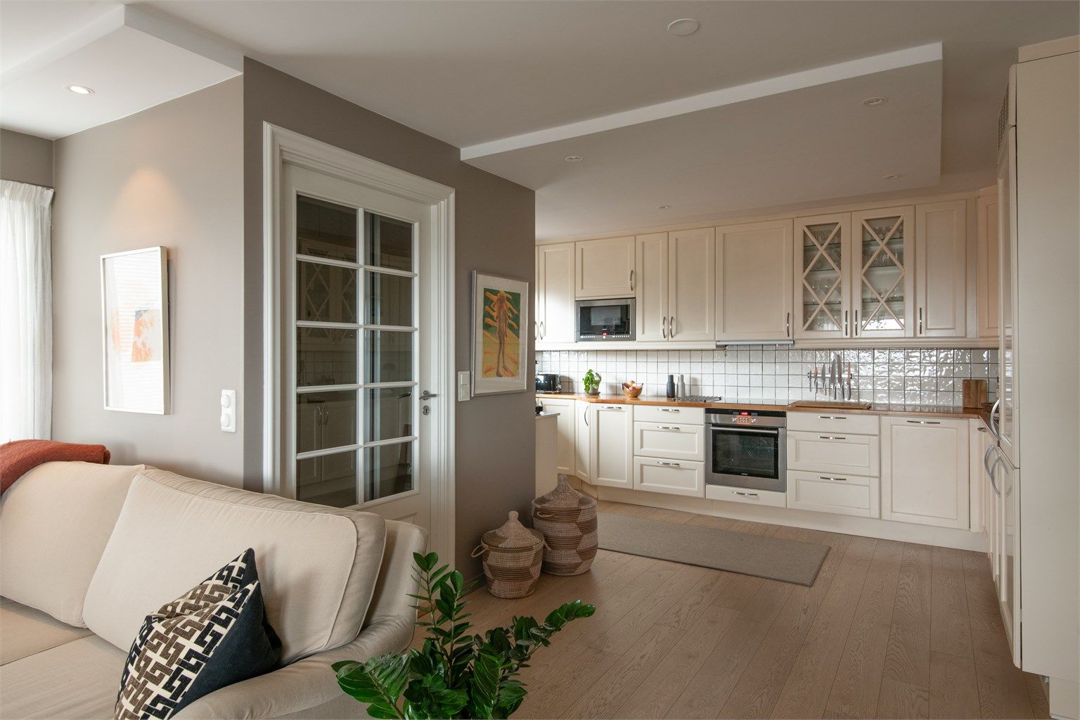 Kjøkkenet er velutstyrt med integrert stekeovn, induksjonstopp og micro. Kjøl/fryseskap er fra 2021.