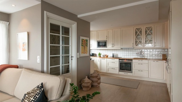 Kjøkkenet er velutstyrt med integrert stekeovn, induksjonstopp og micro. Kjøl/fryseskap er fra 2021.