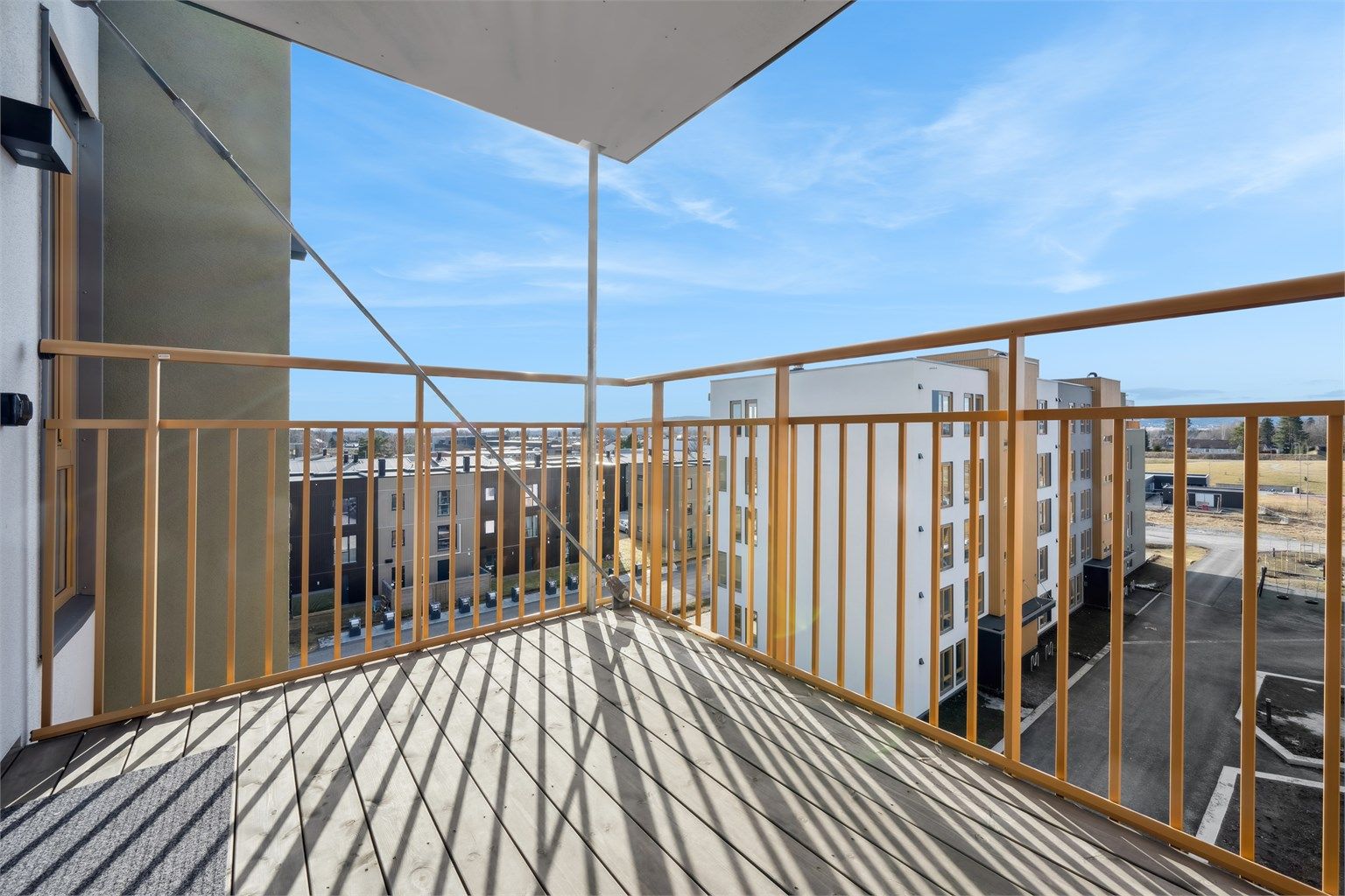 Balkongen ligger luftig til med fin utsikt.