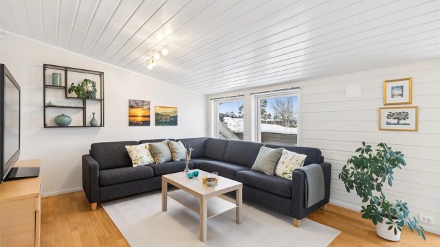 Loftstuen er et funksjonelt og fleksibelt rom med god plass til både en romslig sofa og en hyggelig lesekrok.