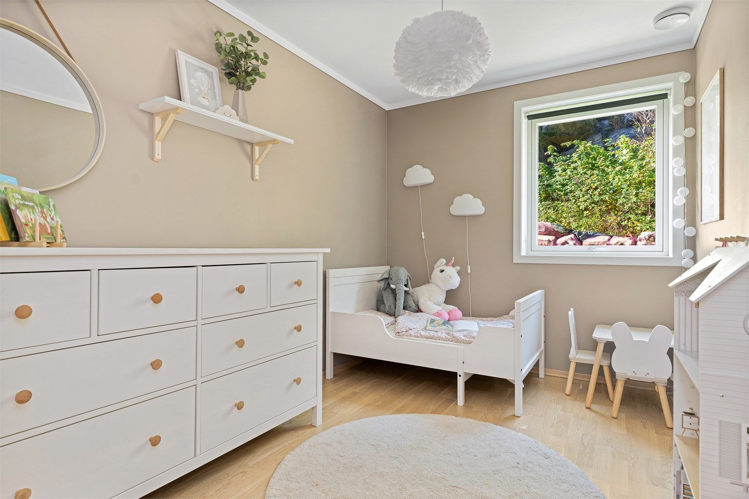 Soverom nr. 2 er også av god størrelse og passer ypperlig som barnerom, gjesterom eller kontor. 