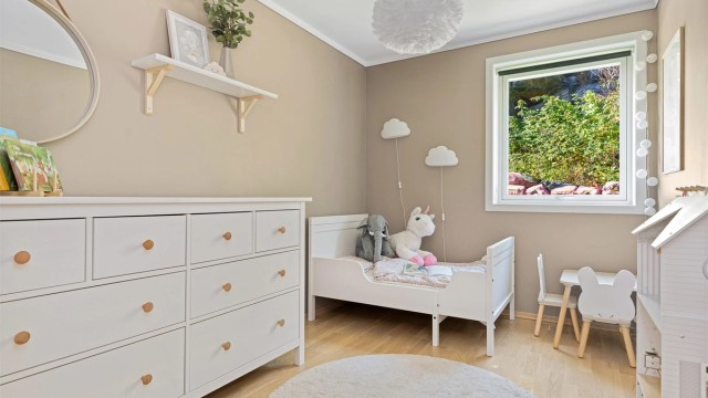 Soverom nr. 2 er også av god størrelse og passer ypperlig som barnerom, gjesterom eller kontor.