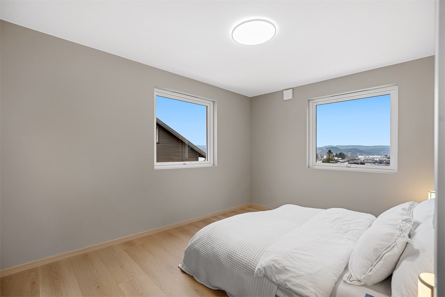 Soverom 2 - vendt mot Hamresanden strand