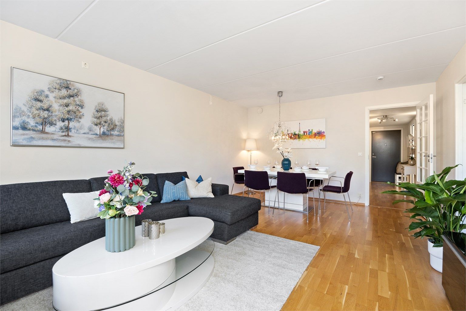 Det er også naturlig å møblere med en spisegruppe om ønskelig.