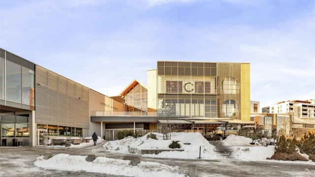 Ullensaker kulturhus med kino, konserter og bibliotek er lett tilgjengelig.