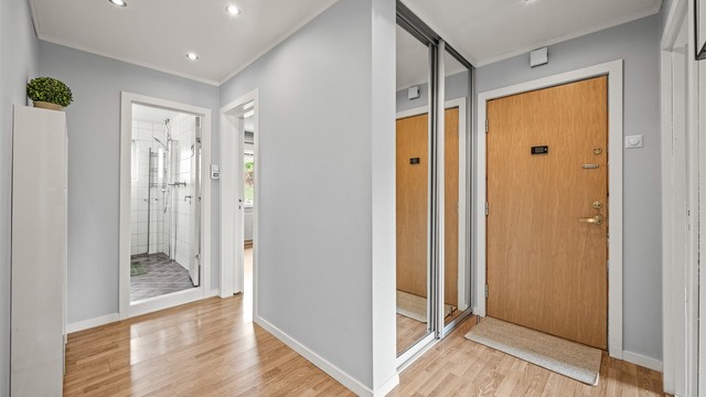 Entréen har skyvedørsgarderobe med speilfronter og direkte adkomst til badet.