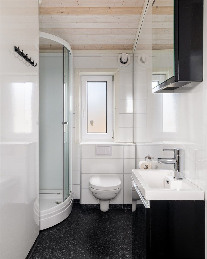 MINIMALISTISK: På badet i 2. etasje er det sort belegg på gulvet og hvite våtromsplater på veggene.