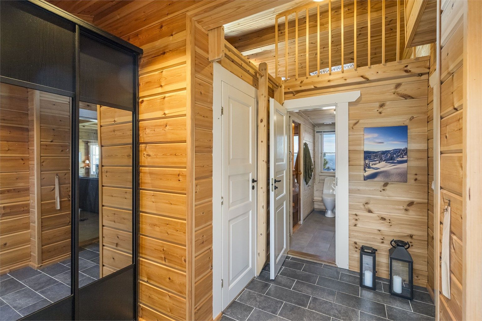 Stor skyvedørsgarderobe i entreen og tilgang loft, bad og teknisk rom