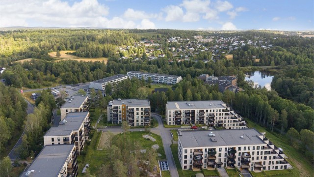 Fra Ski stasjon, en kort buss- eller biltur unna, tar Follobanen deg til Oslo S på 12 minutter.